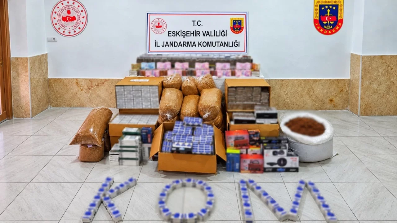Eskişehir'de jandarma baskını: Binlerce kaçak sigara ve 1 milyon lira ele geçirildi