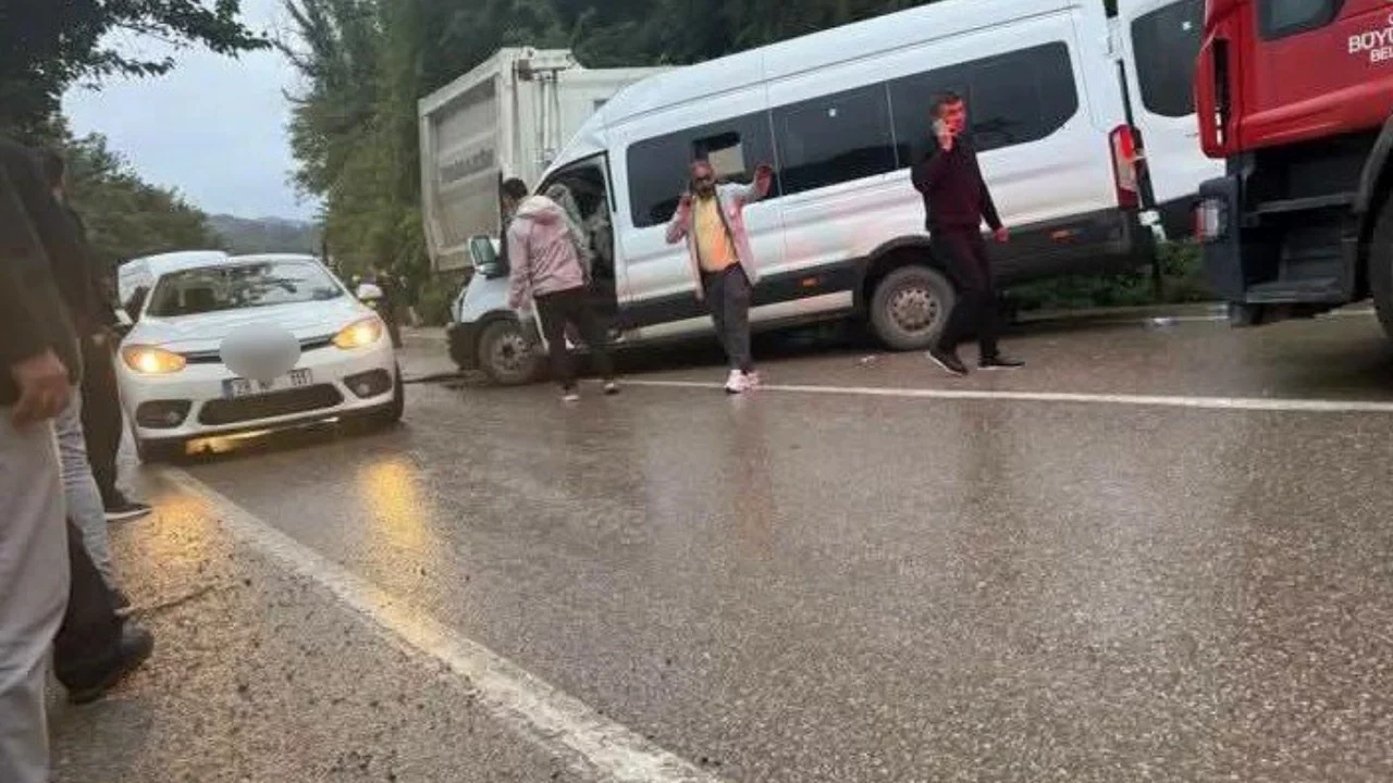 Ordu'da minibüs kamyonla çarpıştı: Ölü ve çok sayıda yaralı var