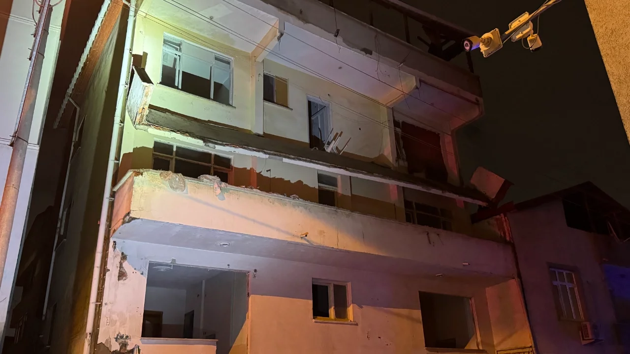 6 ay önce boşaltılan binanın balkonu çöktü: Yan bina tahliye edildi