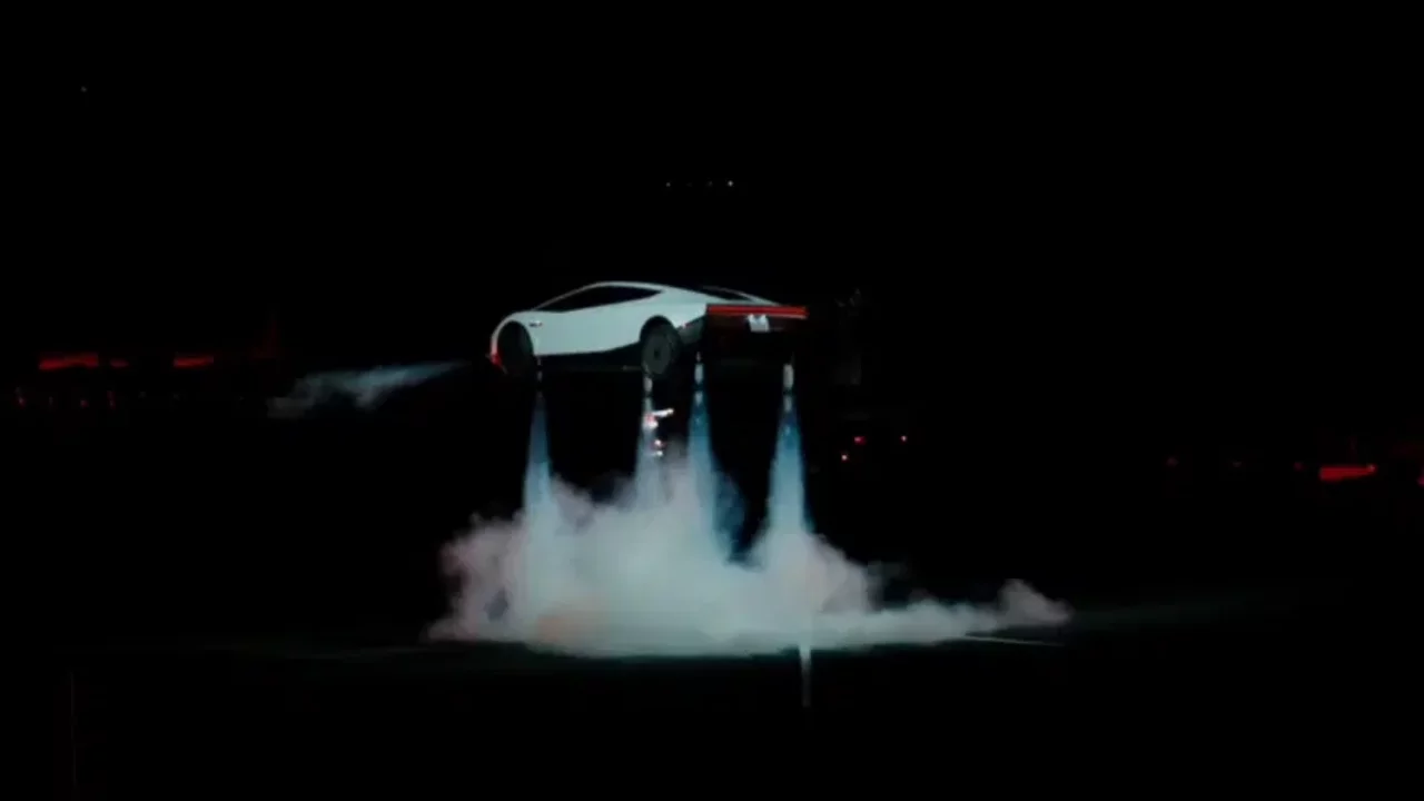 Elon Musk, Uçan Tesla'yı tanıttı
