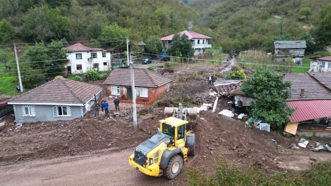 Sakarya'da sel ve heyelan bir evi yıktı