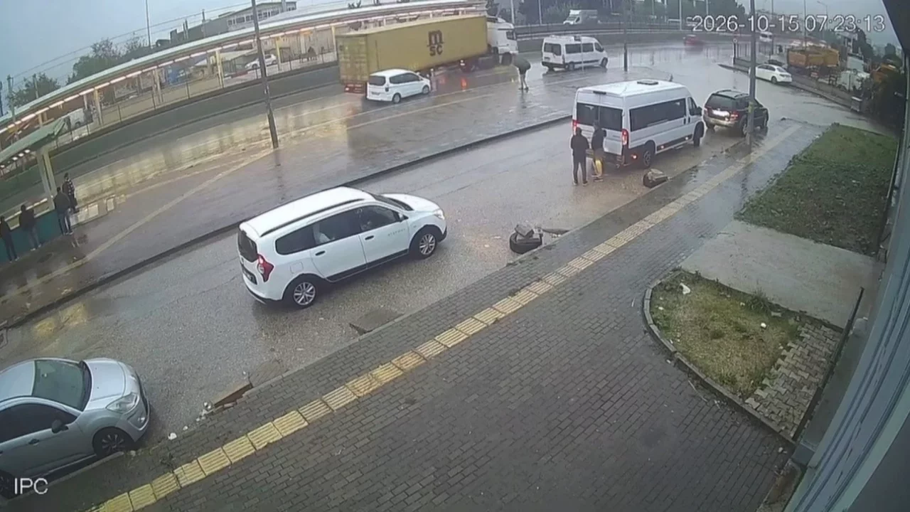 Bursa'da seyir halindeki araca tır dorsesi çarptı!