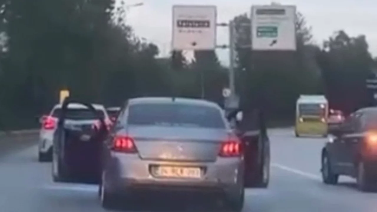 Bursa'da akılalmaz görüntü! Seyir halindeki otomobilin kapılarını açtılar