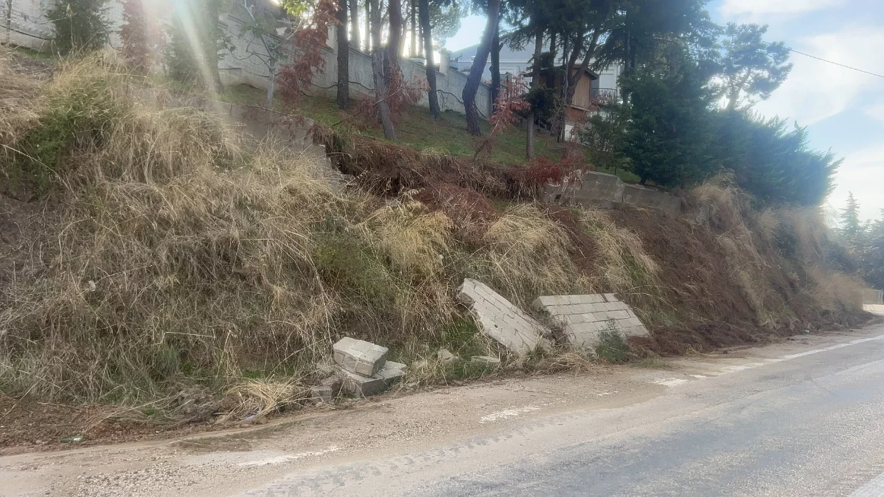 Bursa'da yağış sonrası istinat duvarı yıkıldı!