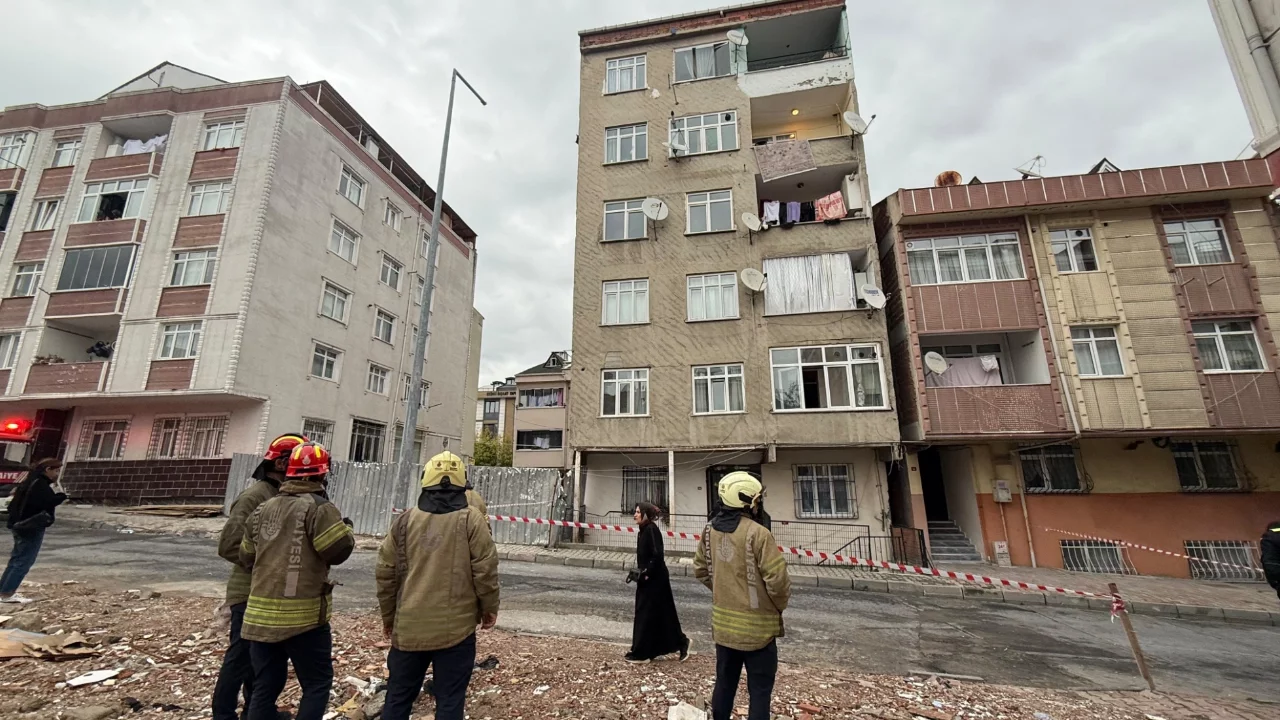Küçükçekmece'de çatlama sesleri: 7 katlı bina tahliye edildi