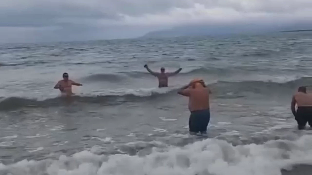 İznik Gölü'nde fırtınaya rağmen yüzdüler! Bursa'da dikkat çeken görüntüler