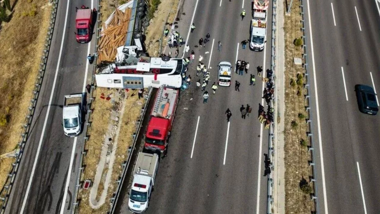 Çekici, tur otobüsüne çarpmıştı: Manisa'daki faciada ölü sayısı 12'ye yükseldi