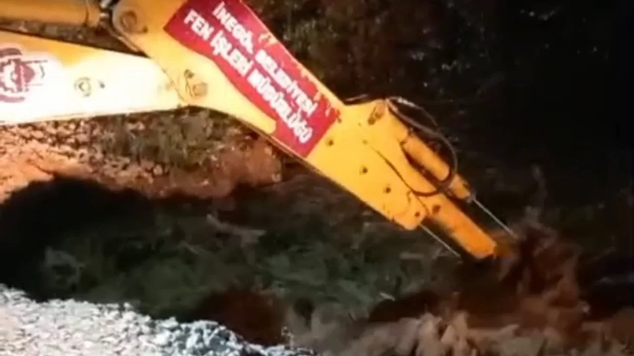 Bursa'da yağış köprüyü çökertti, sürücüler mahsur kaldı
