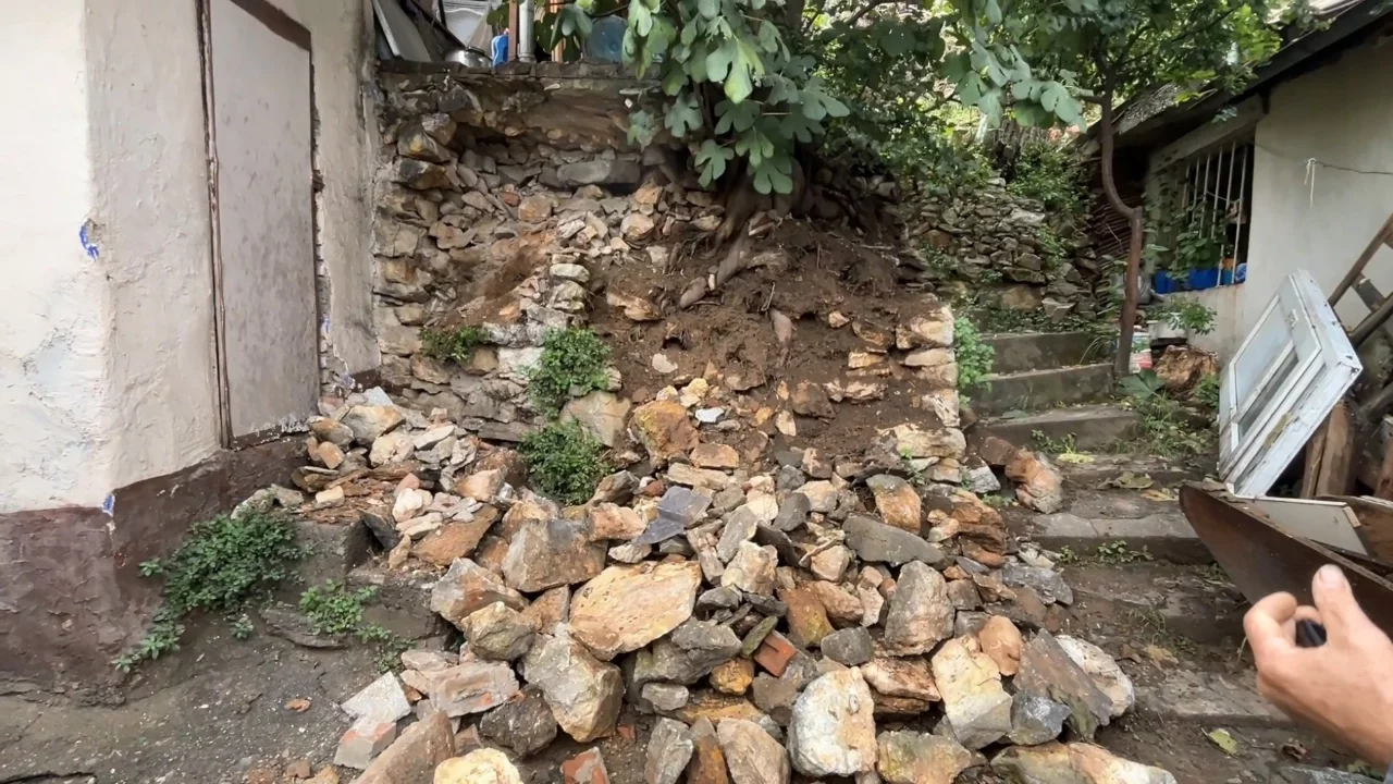 Bursa'da yağmur sonrası toprak kayması! Evin önündeki taşlar yola döküldü