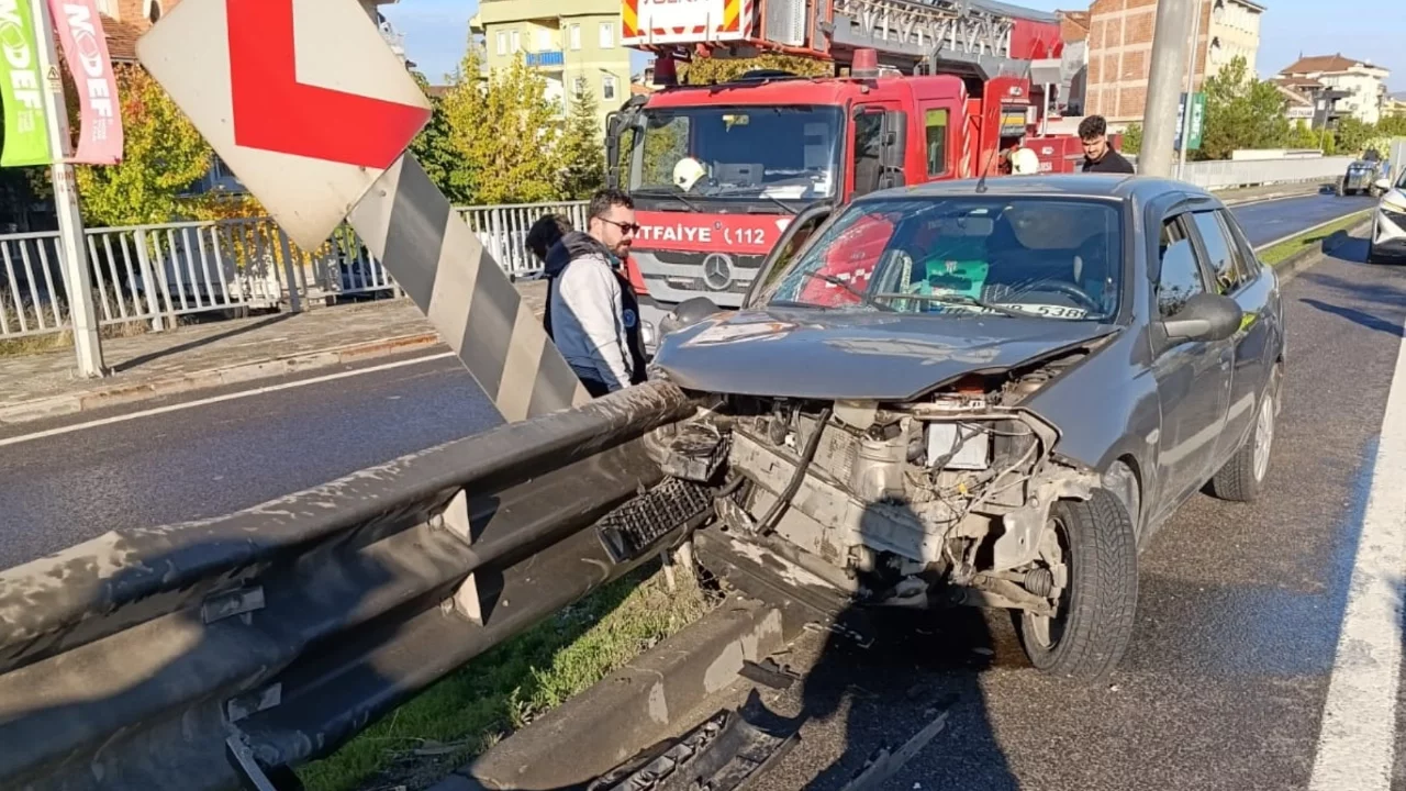 Bursa'da otomobil bariyere çarptı! Kazada 2 kişi yaralandı