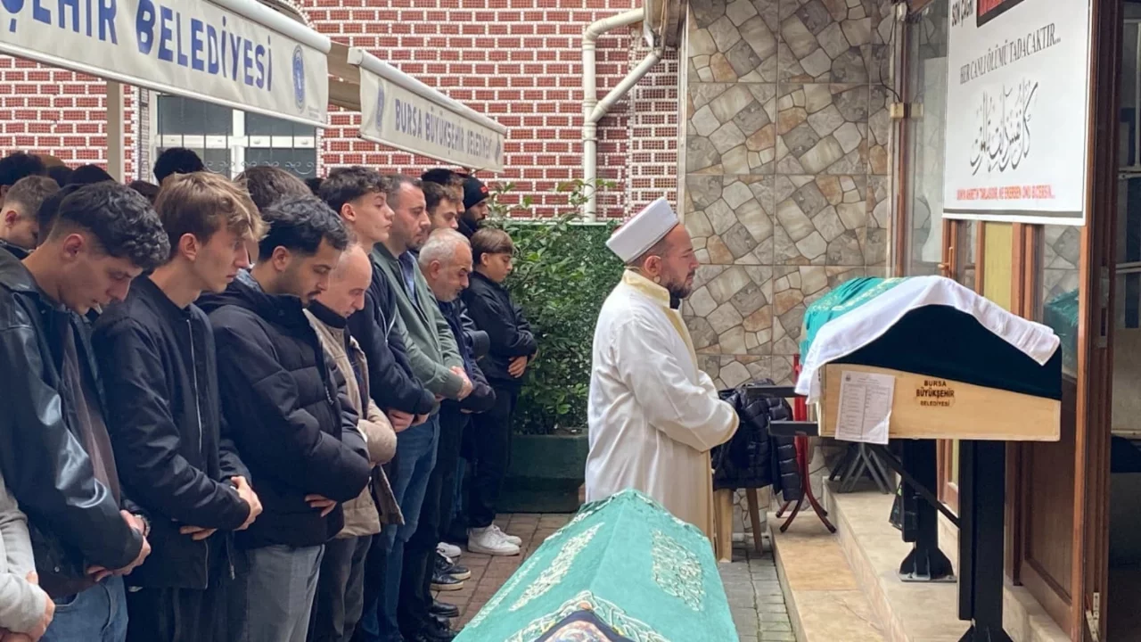 Bursa'da 18 yaşındaki genç gözyaşları arasında toprağa verildi