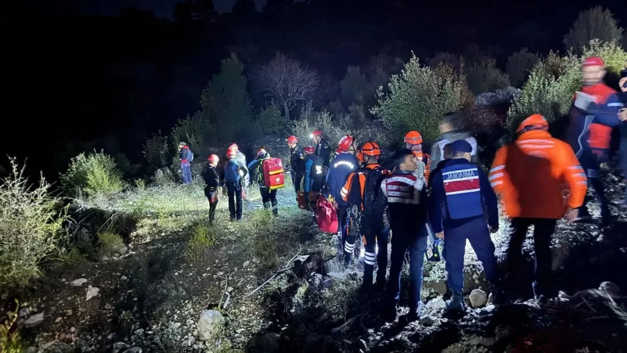 1 İHH gönüllüsü yaşamını yitirdi: Kaybolan 13 İHH gönüllüsü aranıyor