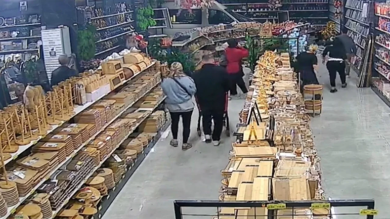 Bursa'da servis aracı züccaciye mağazasına daldı: Müşteriler neye uğradığını şaşırdı