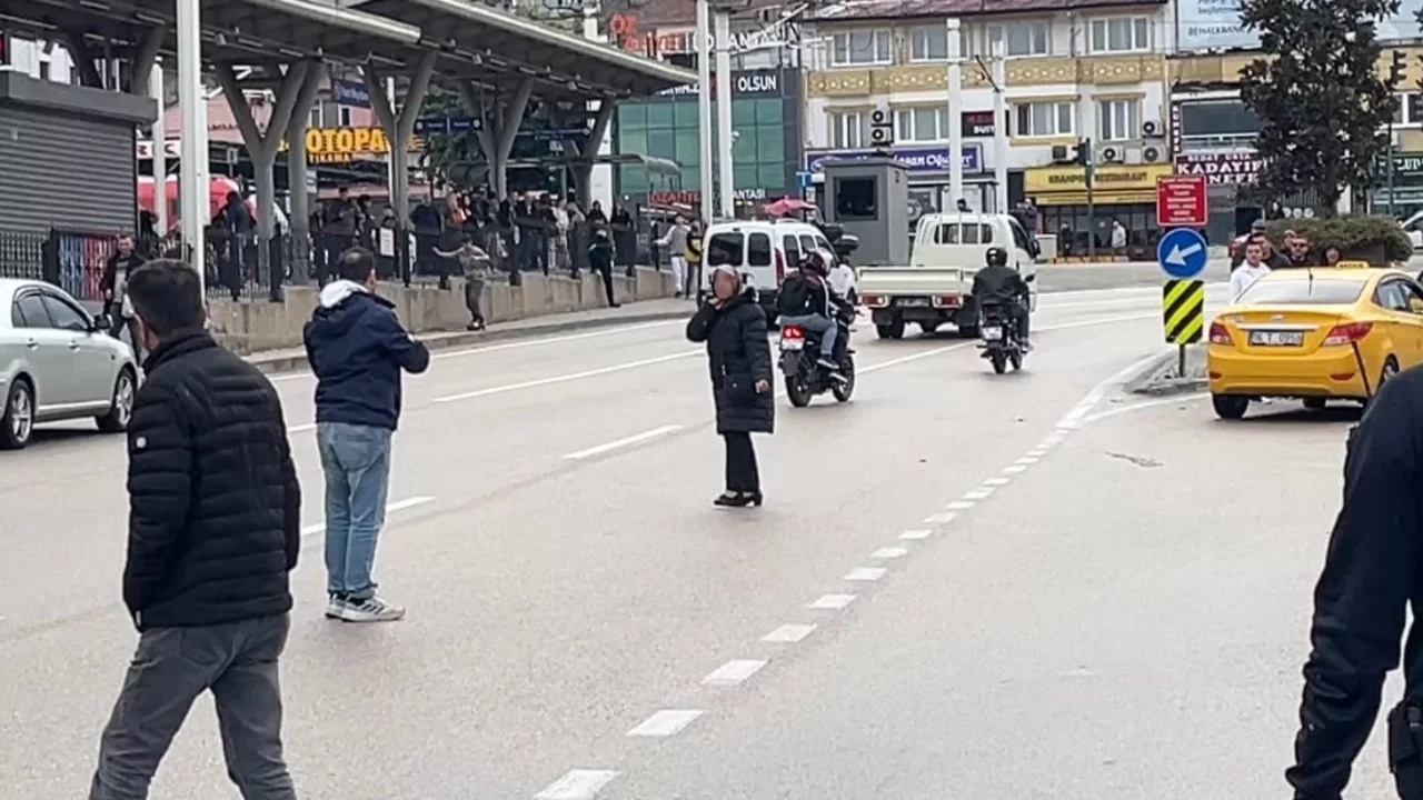 Bursa'da çocuğunu göremeyen kadın boynuna bıçak dayadı!