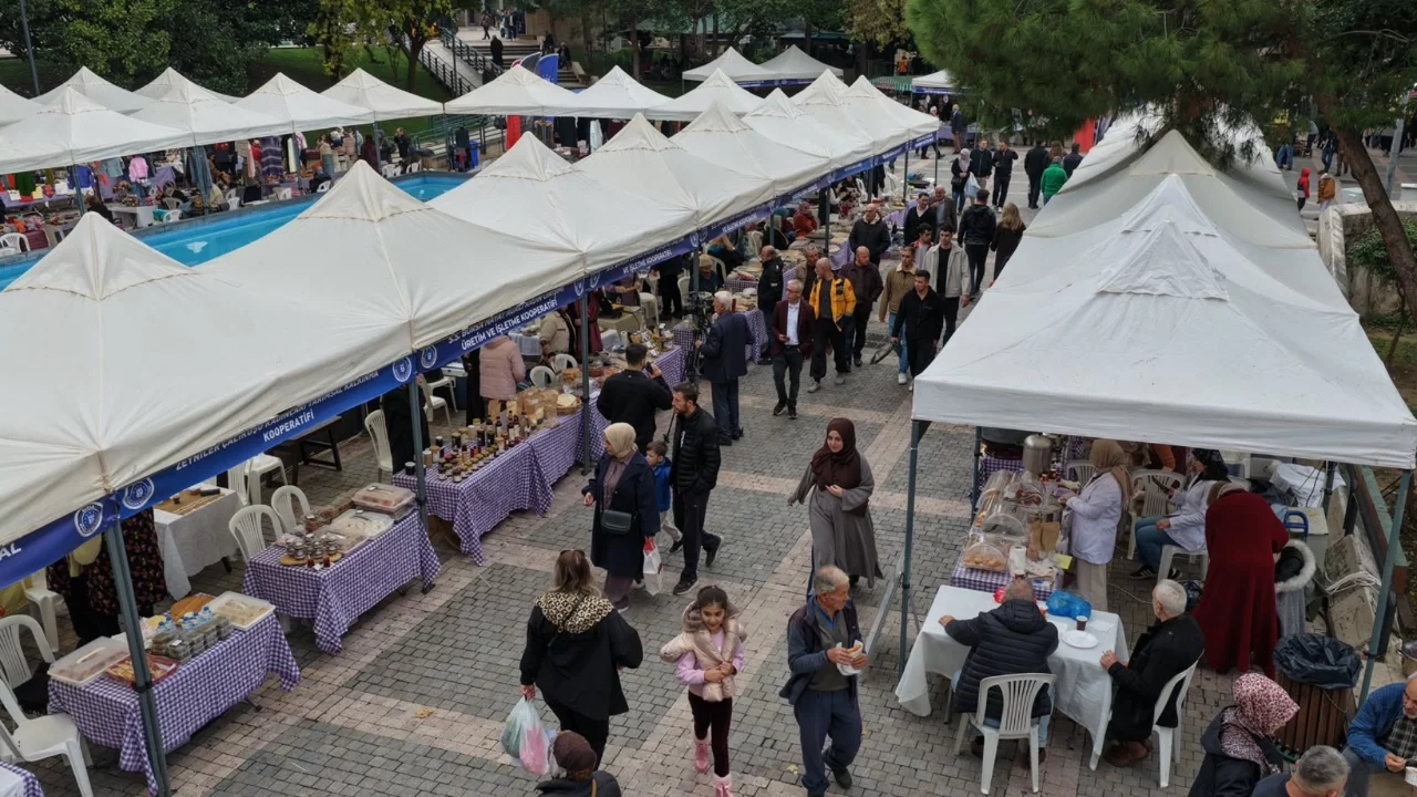 Bursa'da 'Meydan Kadınların' Dayanışma Pazarı 21'inci kez kuruldu