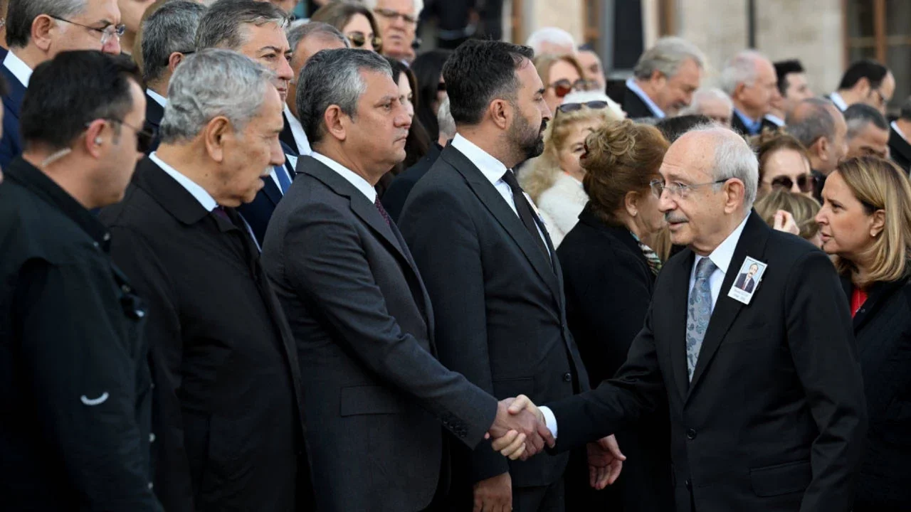 Özgür Özel ve Kemal Kılıçdaroğlu cenazede karşılaştı: TBMM'de Hasan Gülay için tören