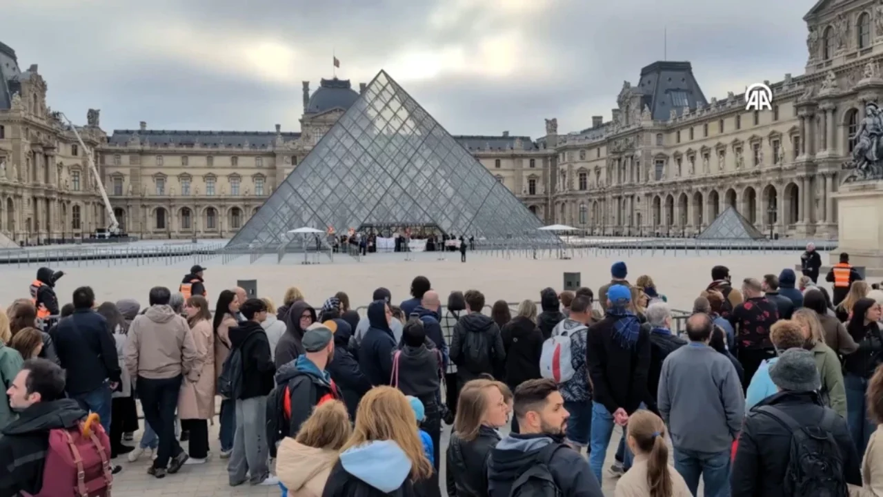 Paris'teki Louvre Müzesi öğrenci eylemi nedeniyle kapalı