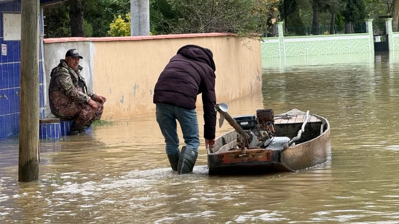 Sakarya'da şiddetli yağışlar sonrası iki mahalle sular altında kaldı