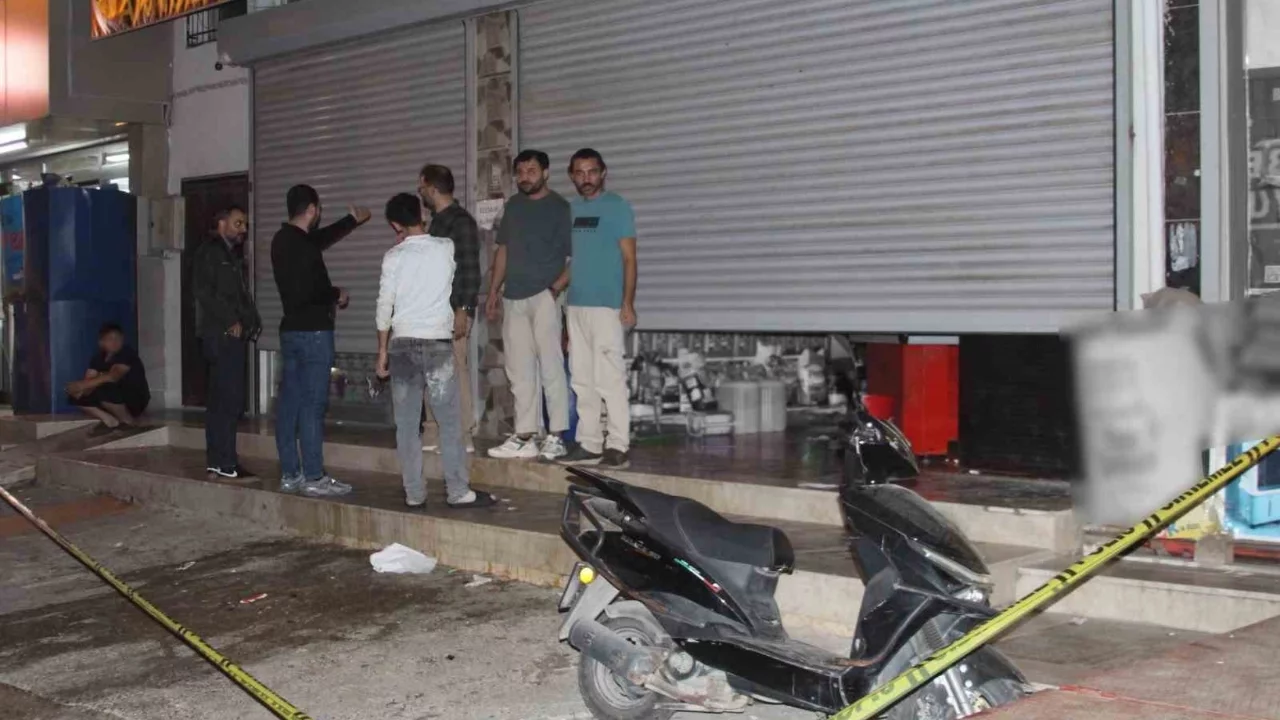 Adana'da iş yerine silahlı saldırı: 16 yaşındaki çocuk başından vuruldu!