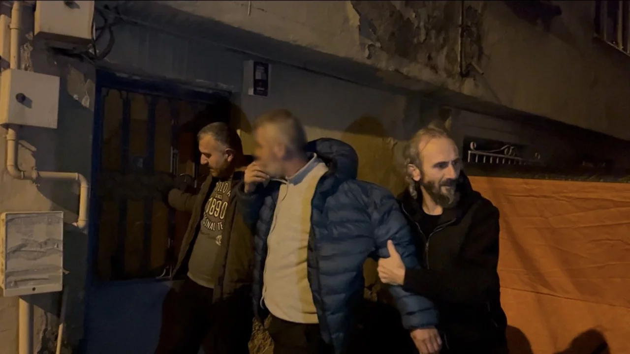 Bursa'da aynı senaryo 10 kez tekrarlandı! Cama çıkan şahsı ikna etmek saatler sürdü
