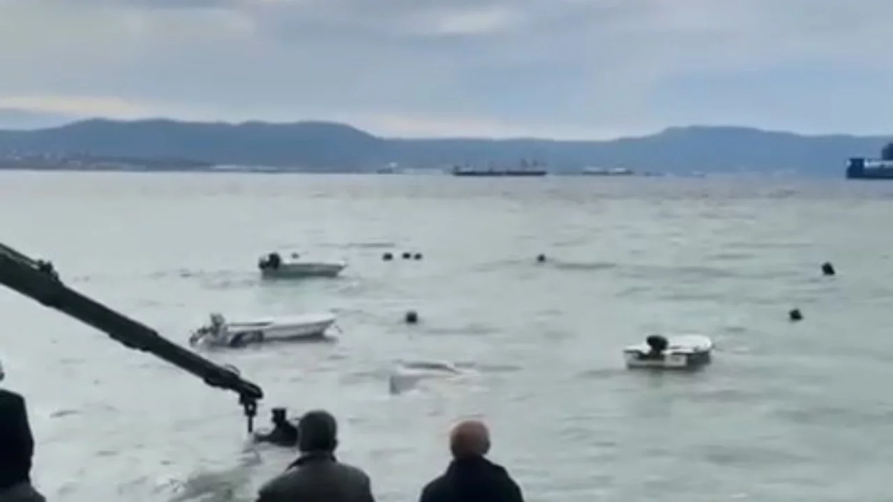 Bursa'da lodosun batırdığı tekneler vinçle denizden çıkarılıyor