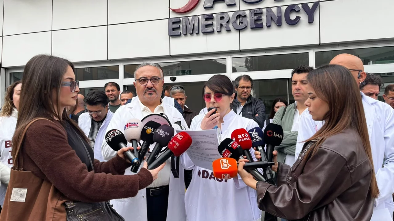 Bursa Tabip Odası'ndan NEV Esentepe Hastanesi önünde açıklama: "6 aydır maaşlarımızı alamıyoruz"