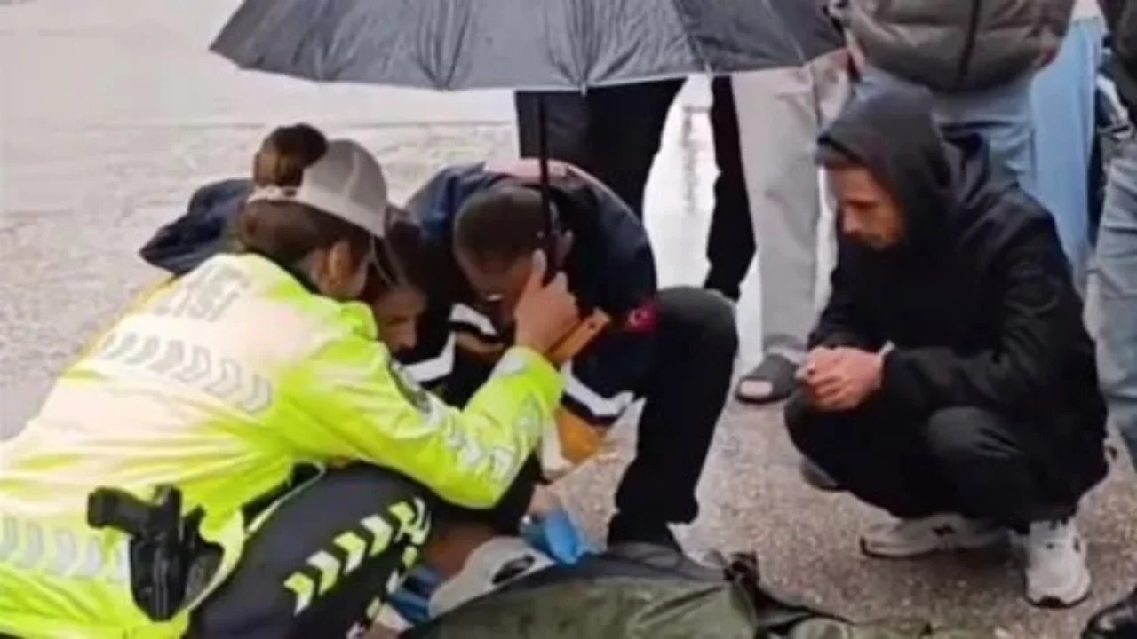Bakanı Çiftçi'den Bursa'daki kazada yaralanan gence şemsiye tutan trafik polisine tebrik