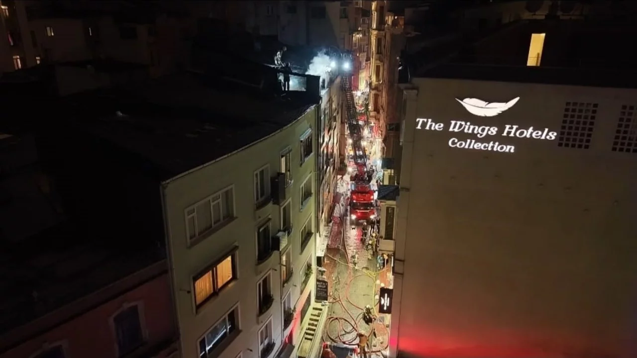 İstanbul'da 6 katlı binanın çatısında korkutan yangın