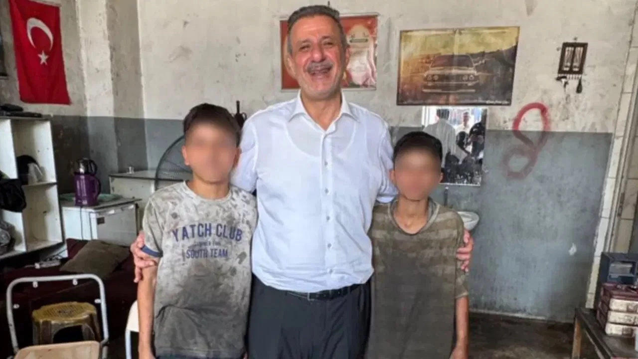 AK Parti'li vekil çocuk işçilerle poz verdi! 'Sanayi esnafımızın çayını içtik' dedi