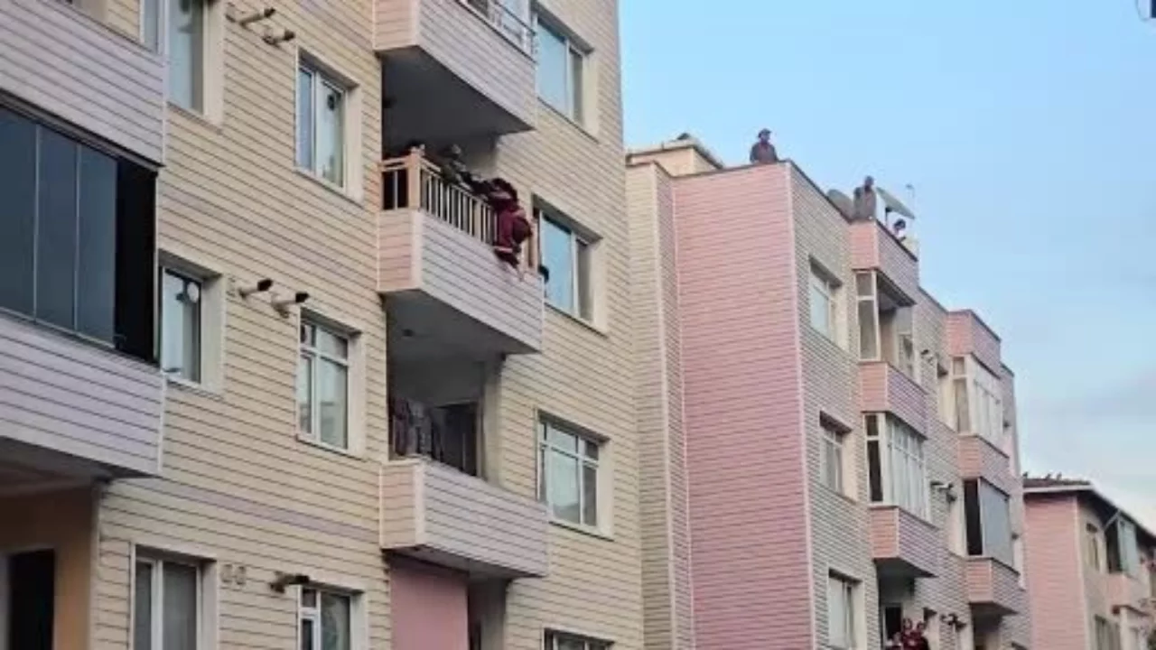 Balkonda intihar girişiminde bulunan kişiyi ailesi engelledi