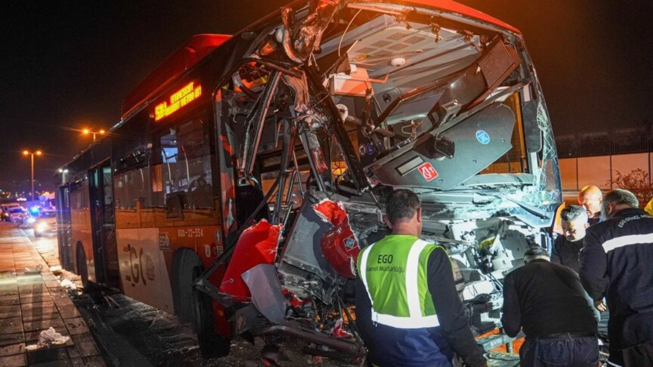 Ankara'da belediye otobüsü yaya üst geçidinin ayağına çarptı: Çok sayıda yaralı