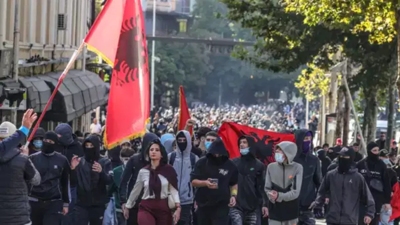 Arnavutluk'ta hükümet karşıtı protestolar büyüyor: Polis ile göstericiler çatıştı
