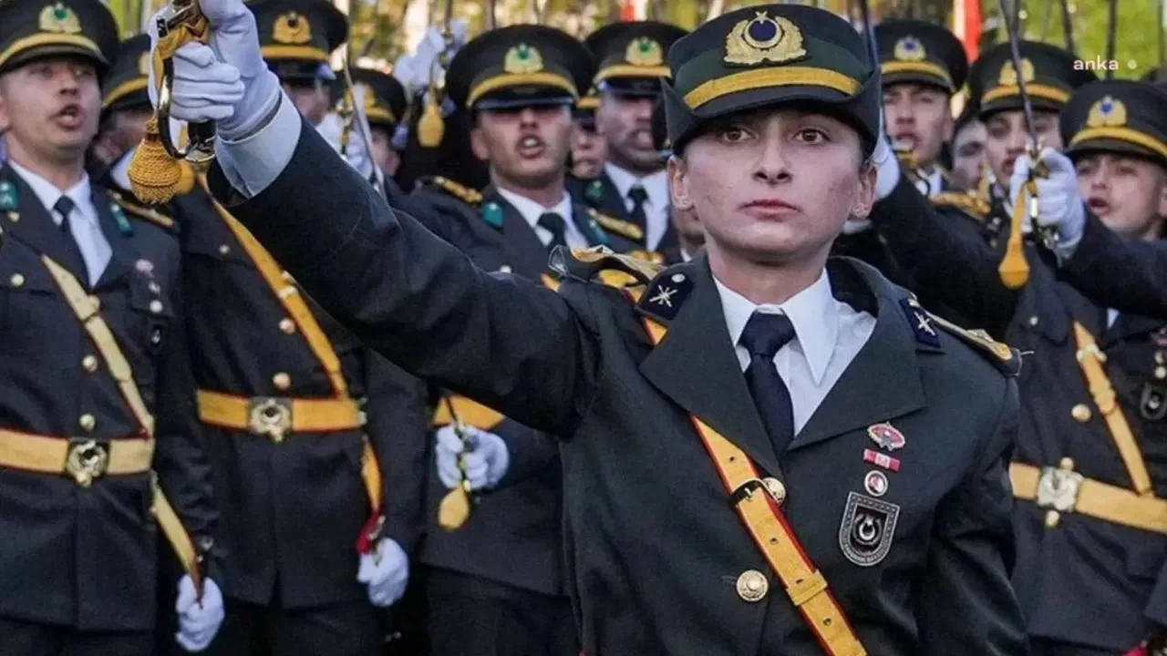İhraç edilen teğmen Ebru Eroğlu'nun babası işten çıkarıldı