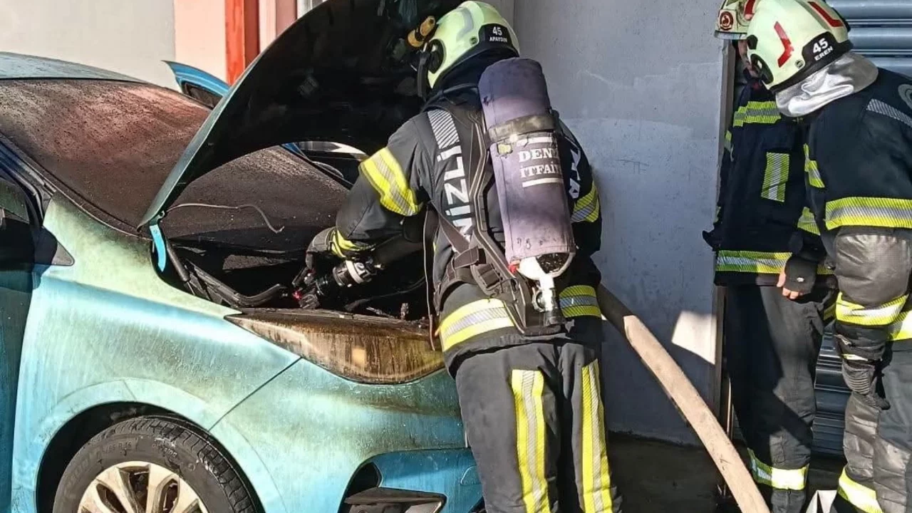 Şarjdaki elektrikli araç alev aldı