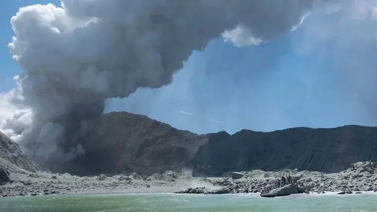 Yeni Zelanda'daki Whakaari Yanardağı kül püskürtüyor