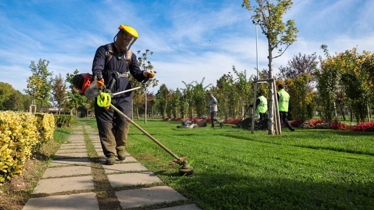 Bursa Büyükşehir Belediyesi'nden park ve bahçelere düzenli bakım