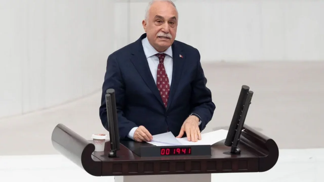 Ahmet Eşref Fakıbaba hem İYİ Parti'den hem de milletvekilliğinden istifa etti