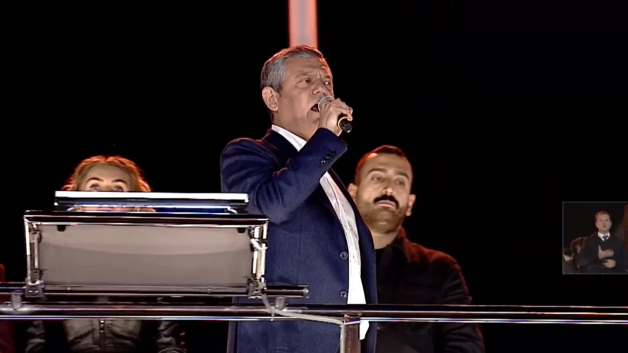 Kayyımın ardından Halk TV'nin önünde miting! Özgür Özel yurttaşlara sesleniyor!