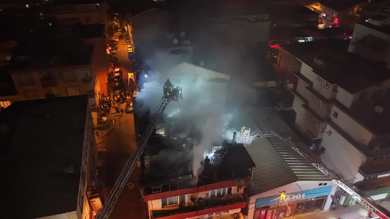 İstanbul'da 4 katlı binanın çatısı yandı