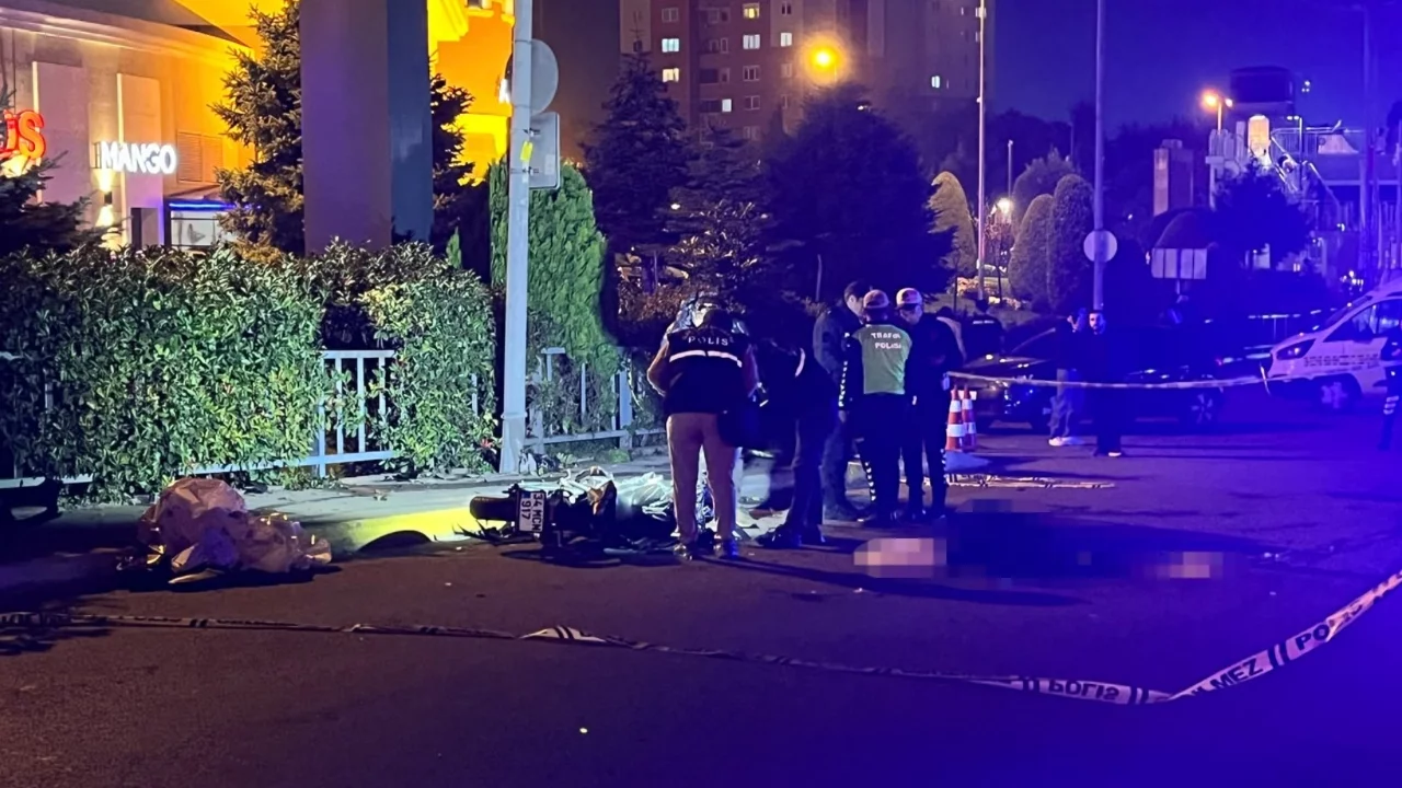 İstanbul'da motosiklet otomobille çarpıştı: 1 ölü, 1 yaralı