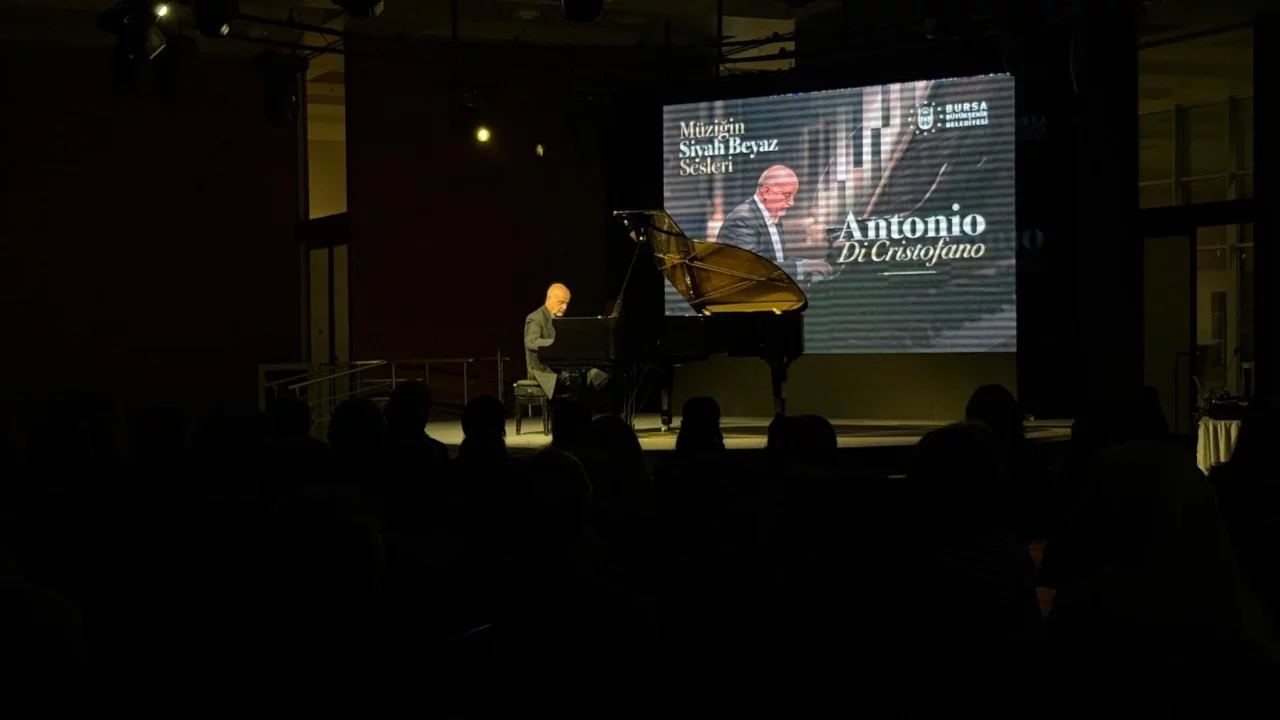 İtalyan piyanist Antonio Di Cristofano, Bursa'da sahne aldı