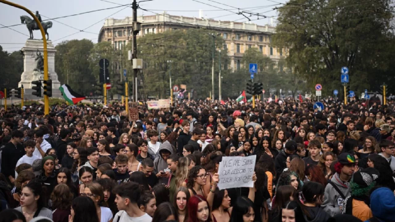 İtalya'da protestolara yeni önlemler: Gençlerin "taş atmasına" hapis cezası getirildi