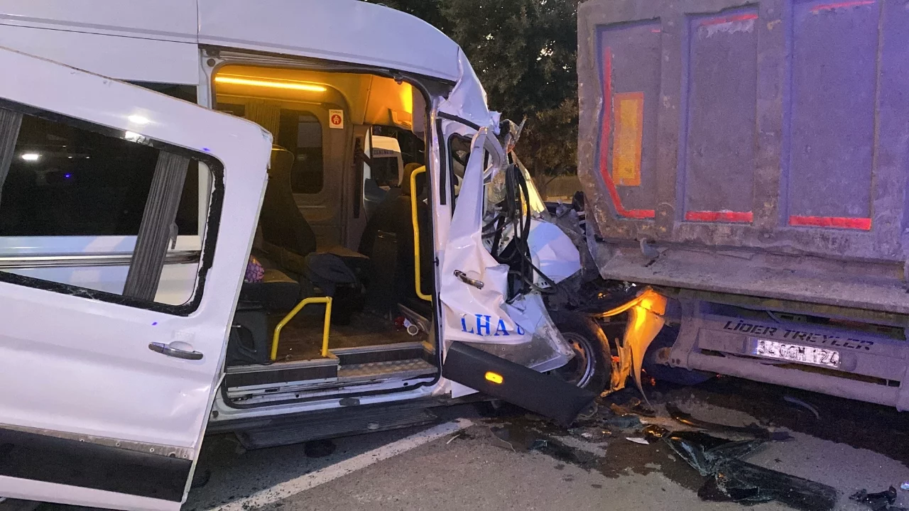Arnavutköy'de servis minibüsü hafriyat kamyonuna çarptı: 9 yaralı