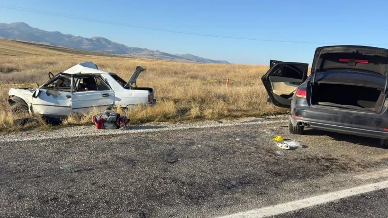 Afyonkarahisar'da otomobiller çarpıştı: 4 kişi hayatını kaybetti