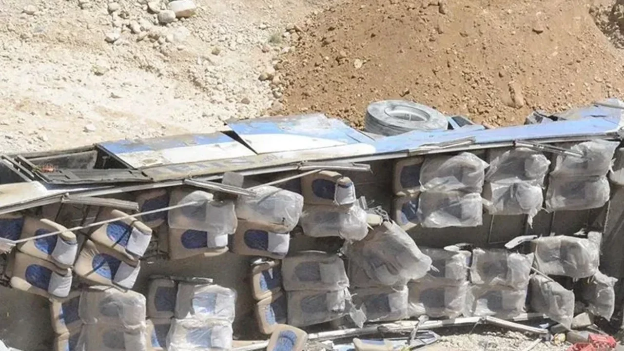 Pakistan'da yolcu otobüsü devrildi: 10 ölü, 32 yaralı
