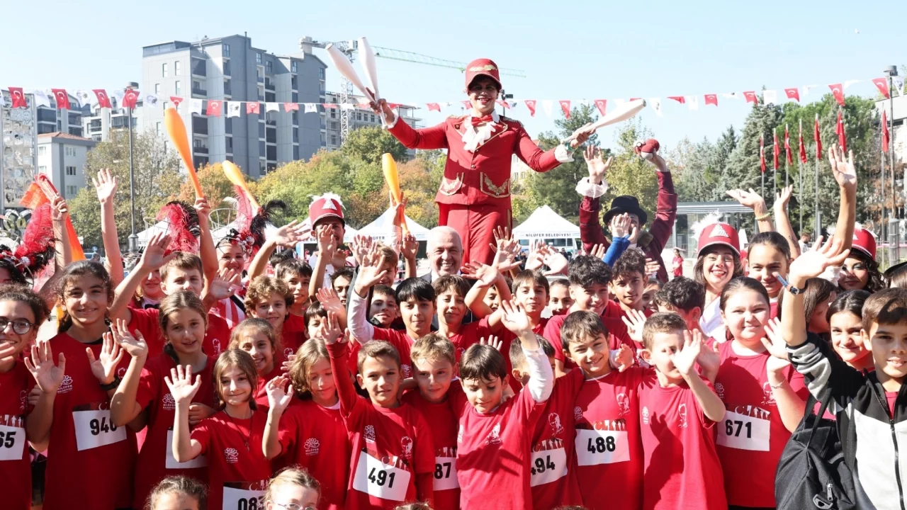 Nilüfer'de çocuklar Cumhuriyet için koştu