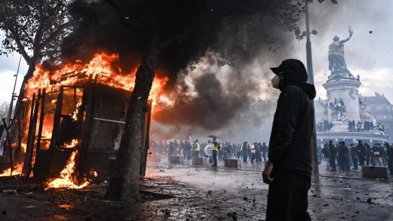 Fransa'da sarı yeleklilerin eylemlerinde 174 kişi tutuklandı