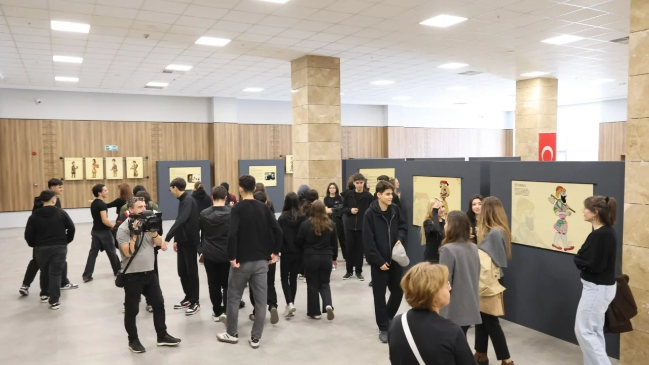 Bursa Büyükşehir Belediyesi, 'Seyir Vakti: Karagöz Perdesi' sergisini sanatseverlerle buluşturdu