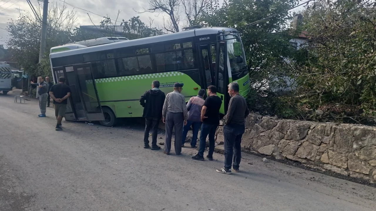 Kocaeli'de özel halk otobüsü duvara çarptı: Çok sayıda yaralı var!