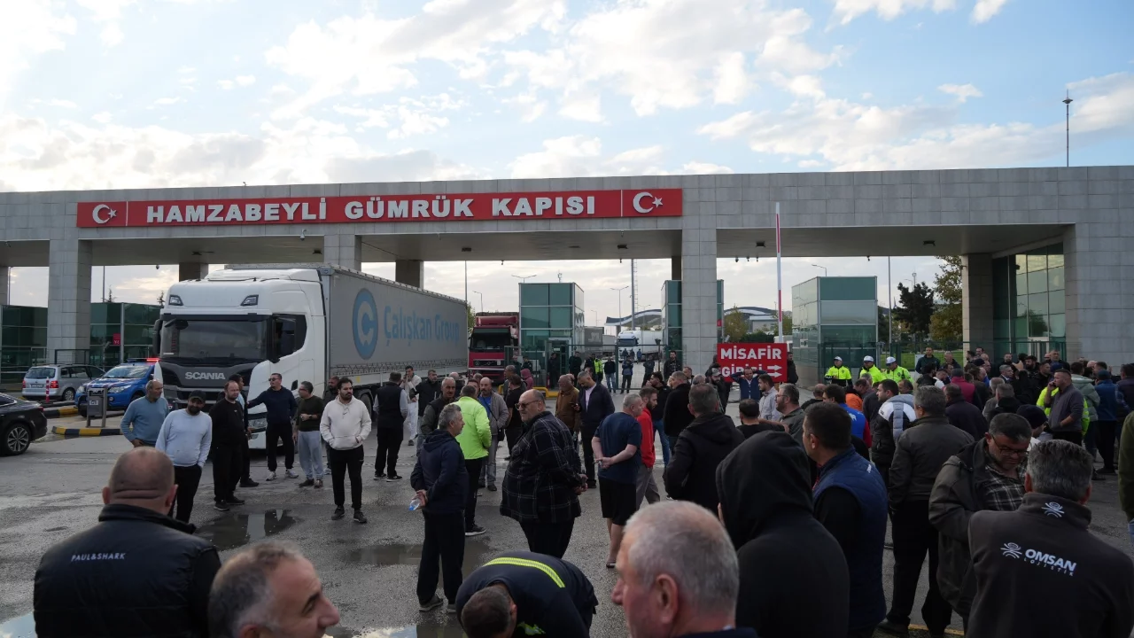 Tır şoförlerinden protesto: Hamzabeyli'de sınır kapısının giriş ve çıkışını kapattı